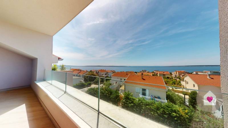 PAG/MANDRE - 2 apartmány za cenu jedného - 190m od mora - Výhľad na more z terasy 4-izbového bytu v meste Pag.