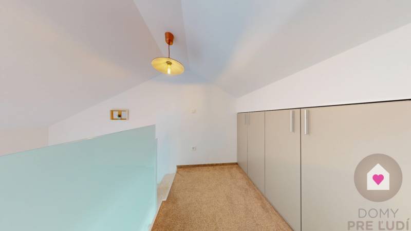 PAG/MANDRE - 2 apartmány za cenu jedného - 190m od mora - Pohľad na podkrovnú chodbu so vstavanou skriňou v 4-izbovom byte.