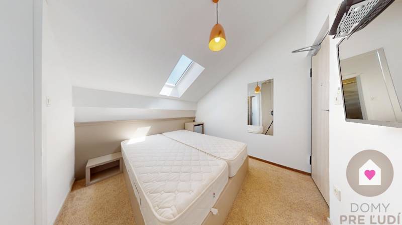 PAG/MANDRE - 2 apartmány za cenu jedného - 190m od mora - Svetlá spálňa s dvoma posteľami, zrkadlom a strešným oknom v 4-izbovom byte.