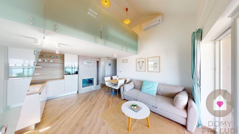 PAG/MANDRE - 2 apartmány za cenu jedného - 190m od mora - Interiér 4-izbového bytu s modernou kuchyňou, pohodlnou obývačkou a jedálenským stolom.