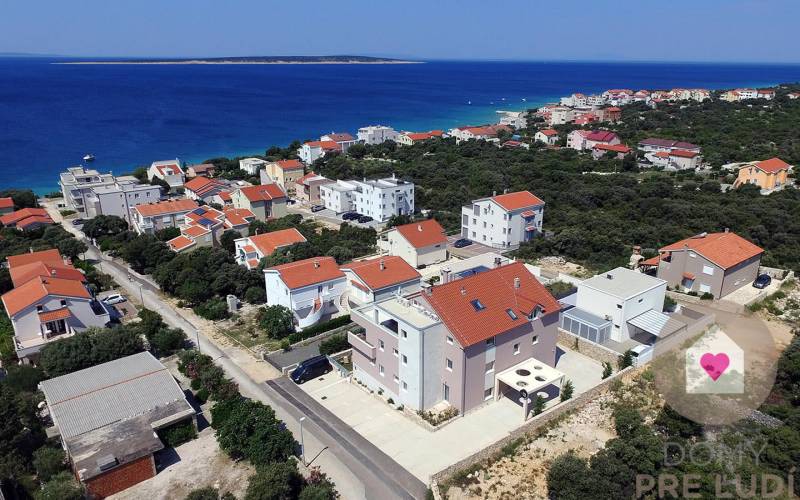 PAG/MANDRE - 2 apartmány za cenu jedného - 190m od mora - Pohľad na rekreačné domy a pobrežie Jadranu v Pagu s 4-izbovými bytmi.