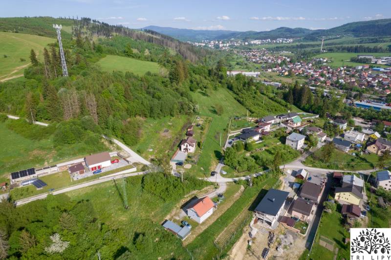 Stavebný pozemok na predaj - Raková - Letecká fotografia ukazuje rozľahlé pozemky na bývanie v obci Raková.