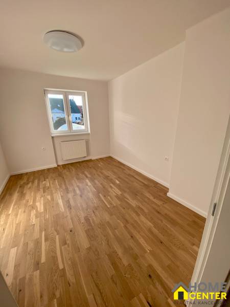 PPREDAJ 3 izbový, tehlový byt s garážou v centre - KOMÁRNO - Izba v 3-izbovom byte s drevenou podlahou a veľkým oknom.