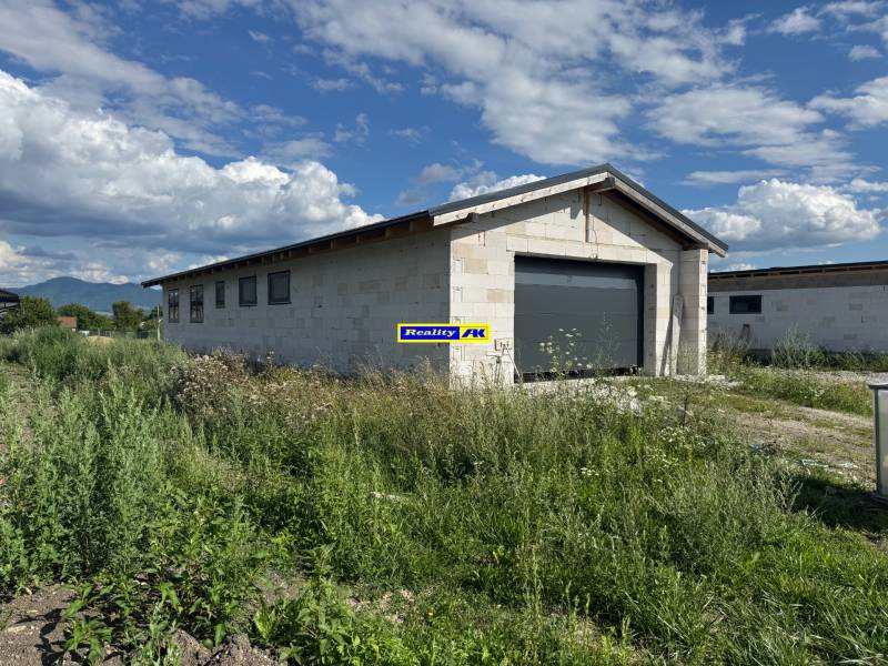 Rodinný dom Valča, novostavba v štádiu holodomu - Nedokončený rodinný dom v Valči obklopený bujnou vegetáciou a horským pozadím.