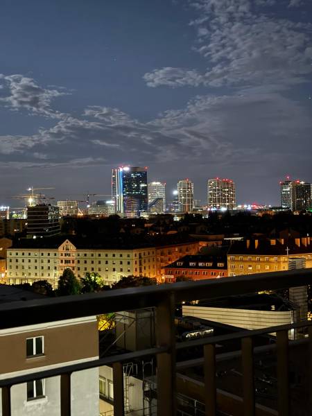 Moderný 2-izbový byt s terasou a výhľadom na mesto – Jégého alej, Nivy - Nočný panoramatický pohľad na centrum Bratislavy z balkóna 2-izbového bytu.