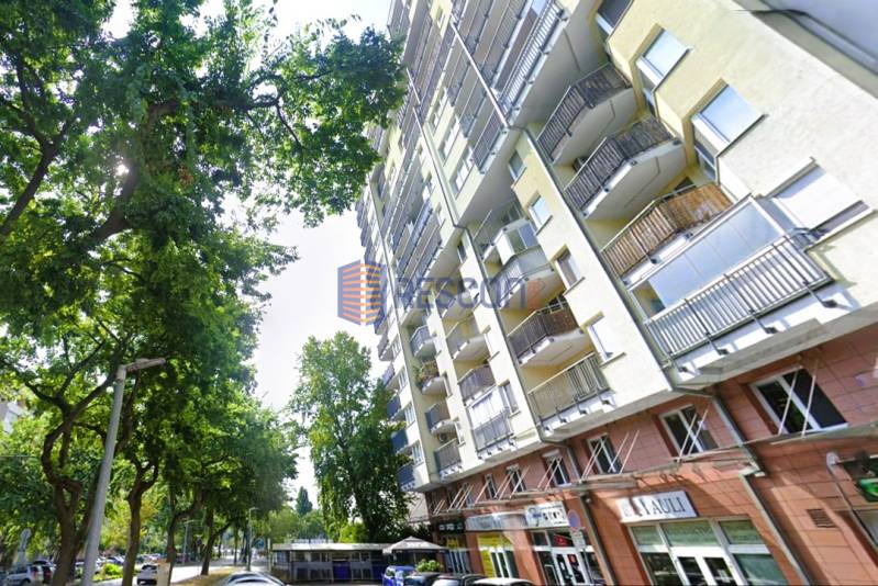 Moderný 2-izbový byt s terasou a výhľadom na mesto – Jégého alej, Nivy - Bytový dom s balkónmi na Jégého ulici, Bratislava - Ružinov, obklopený zeleňou.