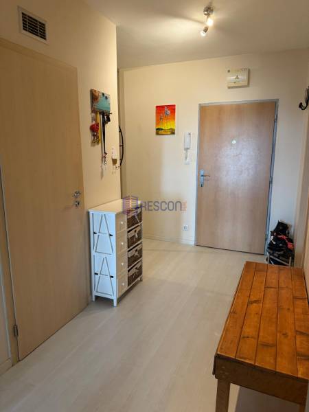 Moderný 2-izbový byt s terasou a výhľadom na mesto – Jégého alej, Nivy - Vstupná hala so skriňou a dreveným stolíkom v 2-izbovom byte.