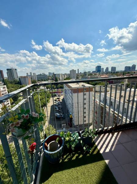 Moderný 2-izbový byt s terasou a výhľadom na mesto – Jégého alej, Nivy - Výhľad na mestskú panorámu z balkóna 2-izbového bytu na Jégého ulici v Ružinove.
