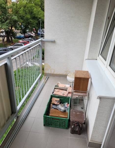 3-izb. byt, Mesačná ul., Ružinov, lodžia, 2.p./8 - Balkón 3-izbového bytu s výhľadom na parkovisko a ulicu Mesačná v Bratislave - Ružinove.
