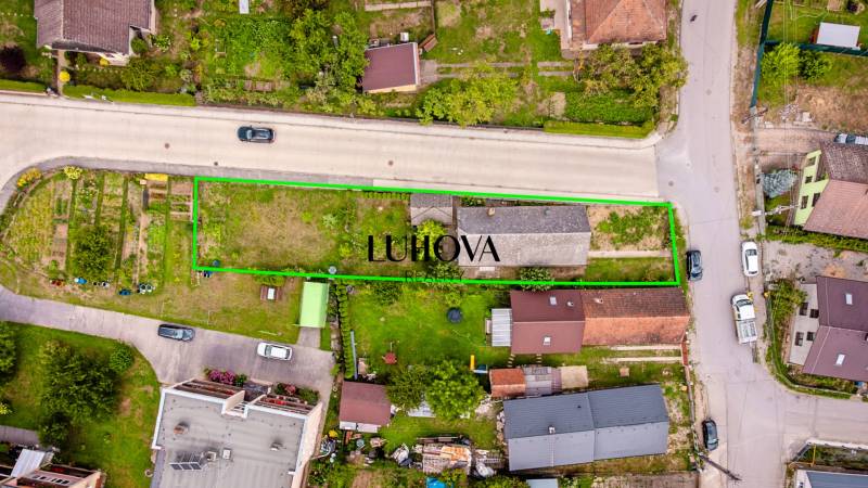 LADCE_Dom na rekonštrukciu podľa vašich predstáv  - Letecký pohľad na pozemok s rodinným domom v obci Ladce na ulici Pavla Koyša.