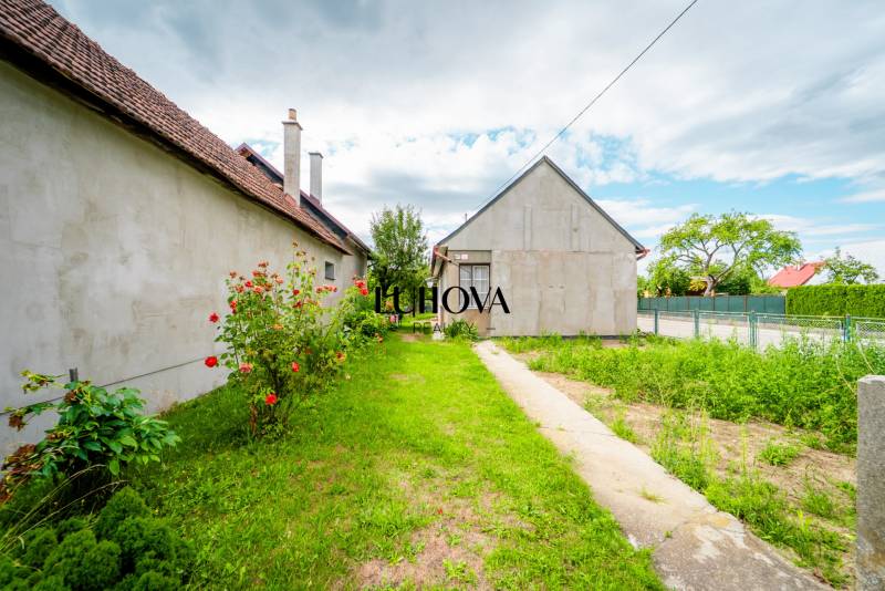 LADCE_Dom na rekonštrukciu podľa vašich predstáv  - Rodinný dom na Pavla Koyša v Ladcoch s dvormi a kvetmi.