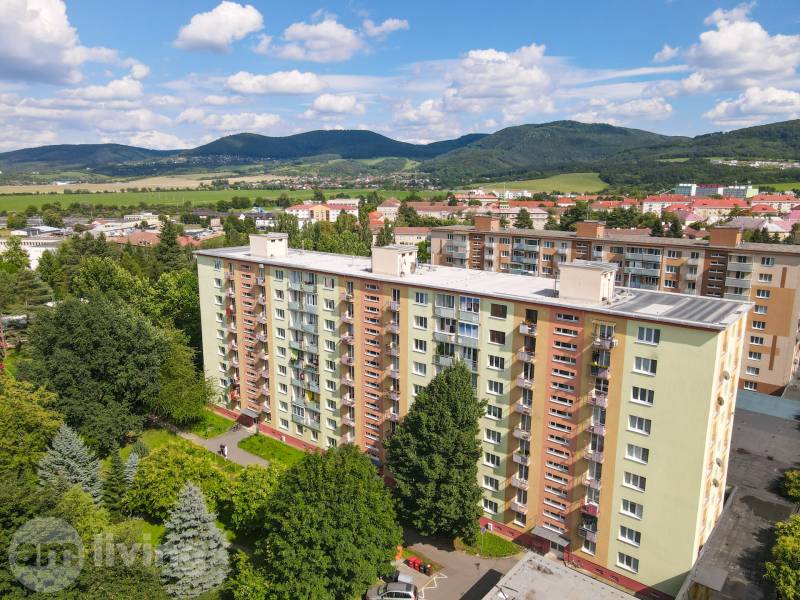 2 izbový byt + 2x balkón - KOMPLET REKO - Nová Dubnica - 56m²  - Výhľad na bytový dom so zeleňou v Nová Dubnica na ulici SNP.