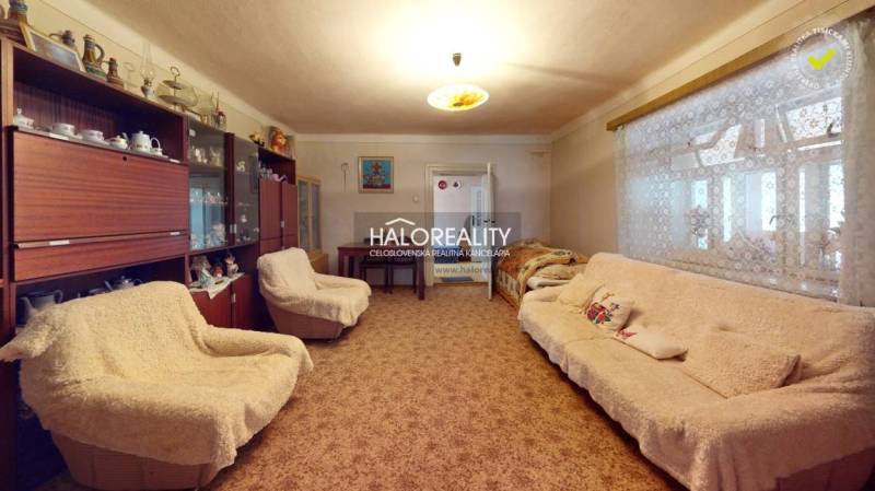 Predaj, chalupa Hrušov - EXKLUZÍVNE HALO REALITY - Miestnosť v Chate s modrým kobercom, šatníková skriňa, luster, drevená podlaha.