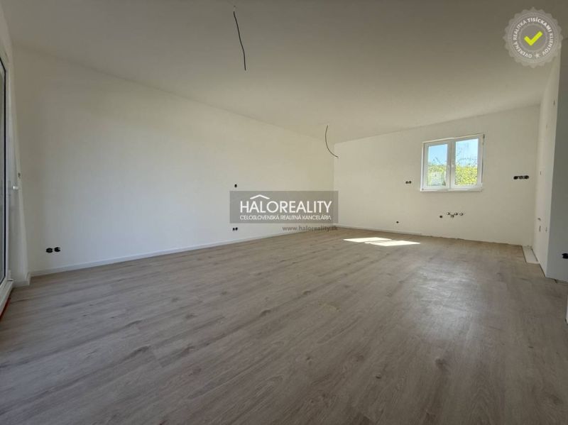Predaj, rodinný dom Malé Kršteňany, predáva sa v sta... - Priestranná miestnosť v rodinnom dome s drevenou podlahou a bielymi stenami.