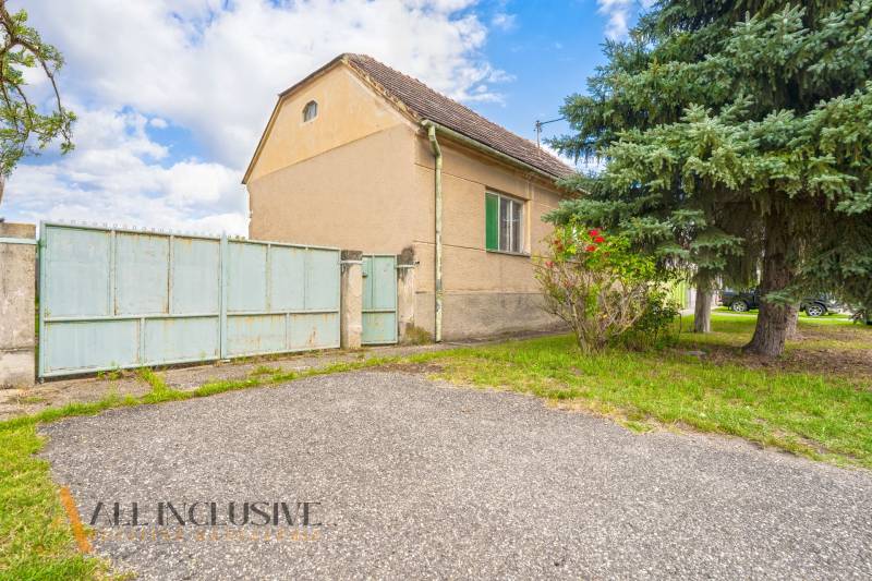 NA PREDAJ 38-ÁROVÝ STAVEBNÝ POZEMOK, BÁČ - Dom so záhradou v obci Báč určený na bývanie.