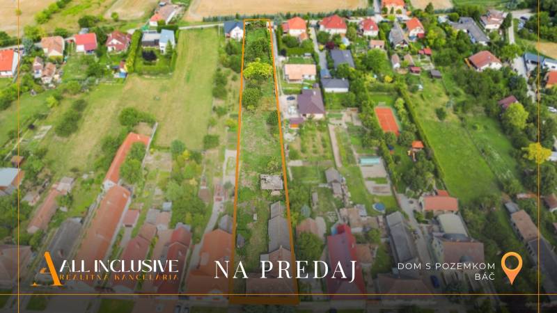 NA PREDAJ 38-ÁROVÝ STAVEBNÝ POZEMOK, BÁČ - Letecký pohľad na pozemky na bývanie v Báči s okolitými domami.