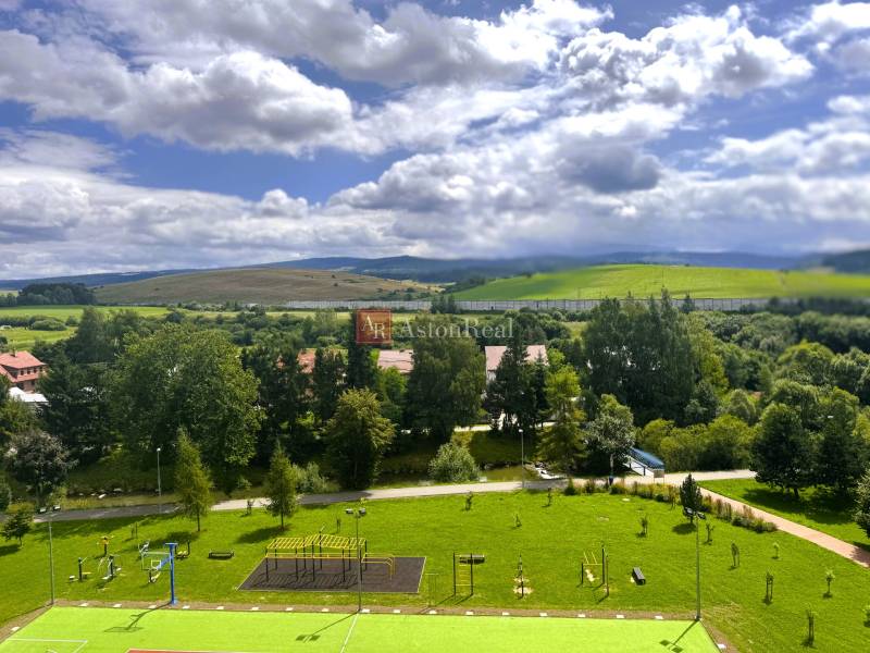 Pripravujem do ponuky!!! 2-izbový byt v Trstenej, Západ, 50m2, loggia - Pohľad z 2-izbového bytu na Západe v Tvrdošíne, s ihriskom a kopcovitou krajinou.