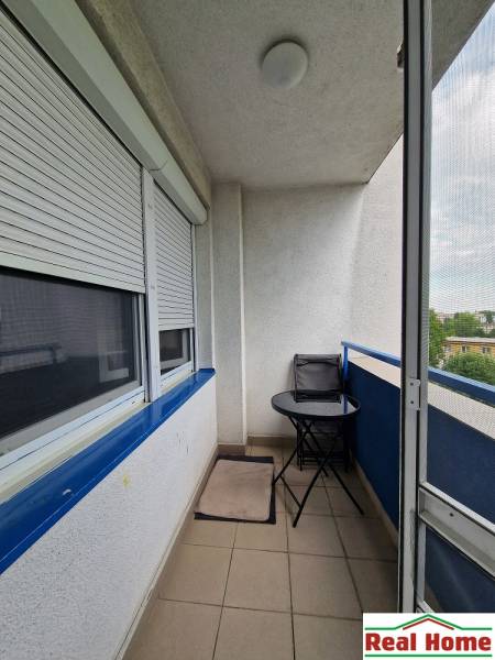 BRATISLAVA-RUŽINOV: Na prenájom priestranný 2-izb.byt s parkovaním - Balkón s vonkajším posedením v 2-izbovom byte. Rolovacie žalúzie na oknách.