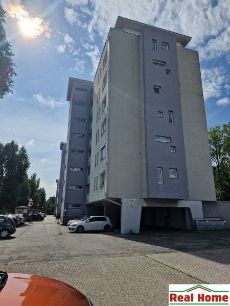 BRATISLAVA-RUŽINOV: Na prenájom priestranný 2-izb.byt s parkovaním - Bytový dom na Vrakunskej ceste v Bratislave - Ružinove, ponuka 2-izbového bytu.