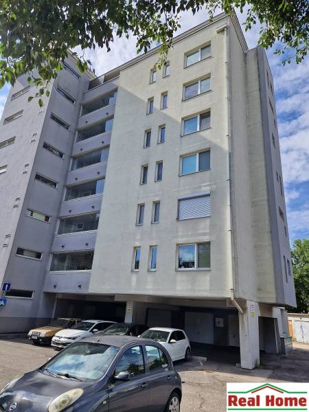 BRATISLAVA-RUŽINOV: Na prenájom priestranný 2-izb.byt s parkovaním - Bytový dom na Vrakunskej ceste v Bratislave - Ružinov s parkoviskom pred budovou.