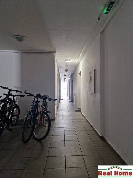 PEZINOK - PRENÁJOM: Byt s výmerou 31 m2, terasou a vlastným parkovaním - Chodba s bicyklami v budove na Tehelnej ulici v Pezinku.
