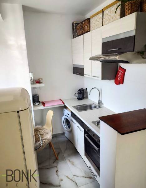 Predaj 2 izbový byt, vedený ako apartmán, možnosť hypo, Hviezdna ulica - Kuchyňa v 2-izbovom byte s chladničkou, umývačkou, skrinkami a spotrebičmi.