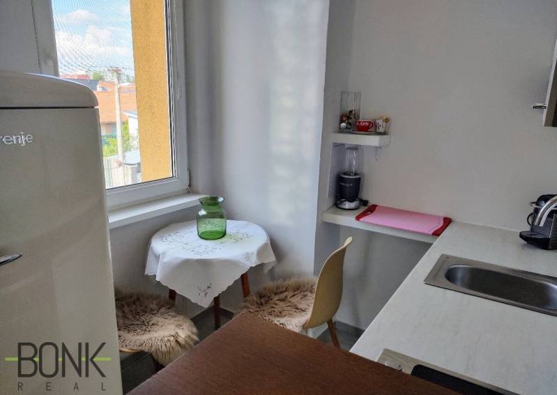 Predaj 2 izbový byt, vedený ako apartmán, možnosť hypo, Hviezdna ulica - Kuchyňa v 2-izbovom byte s oknom, barovým pultom a jedálenským kútom.