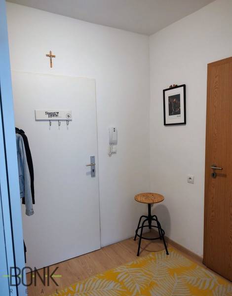 Predaj 2 izbový byt, vedený ako apartmán, možnosť hypo, Hviezdna ulica - Chodba 2-izbového bytu s vešiakom, stoličkou a kobercom.