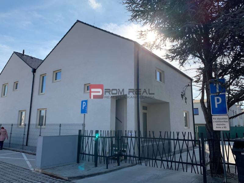 Na predaj 3 izbový byt 85m2 + 2x parking Ivanka pri Dunaji - Biely rodinný dom na Peknej v Ivanke pri Dunaji, s parkoviskom pre obyvateľov.