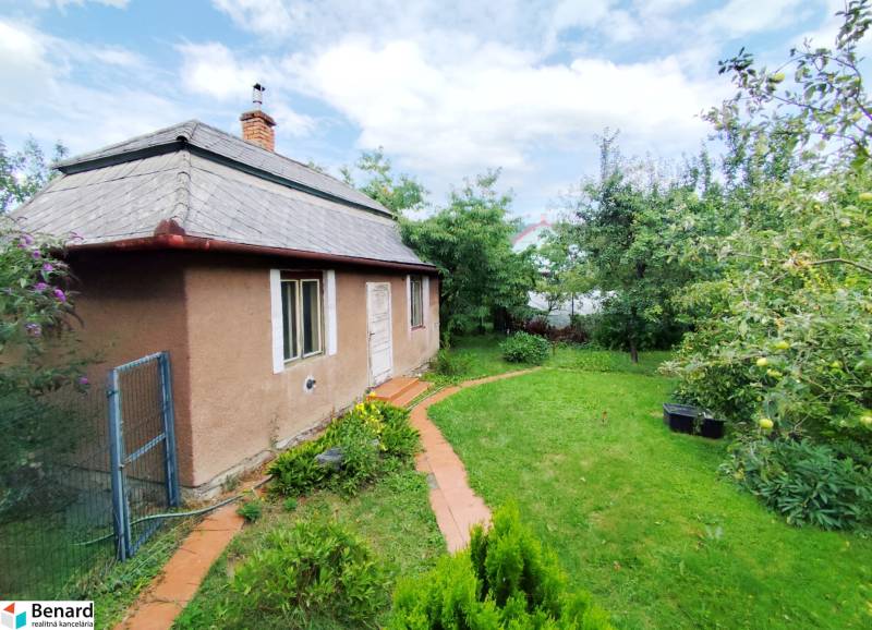 RODINNÝ DOM, VEĽKÝ ŠARIŠ, 608 M2 - Rodinný dom v meste Veľký Šariš obklopený záhradou a zeleňou.