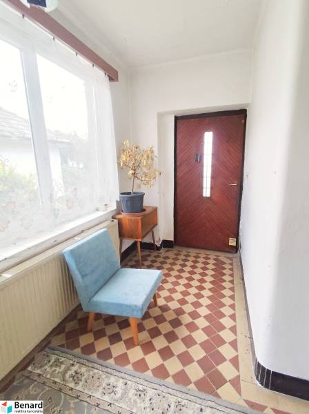 RODINNÝ DOM, VEĽKÝ ŠARIŠ, 608 M2 - Vstupná chodba v rodinnom dome s kvetináčom, modrou stoličkou a šachovnicovou dlažbou.