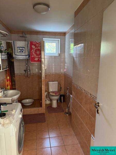 ? Na predaj: Rodinný dom s vedľajšou stavbou – Trstin (okres Trnava) - Kúpeľňa s obkladom v rodinnom dome, sprchovací kút, práčka, WC a umývadlo.