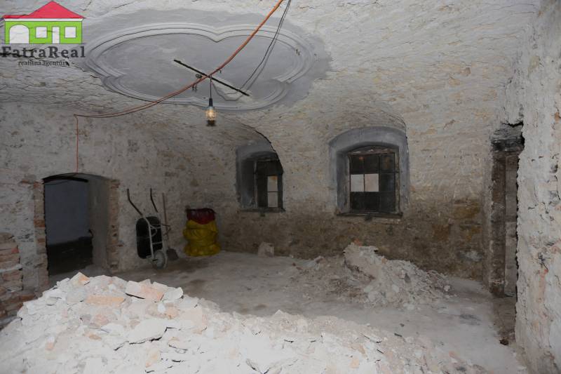 Rodinný dom v rekonštrukcii, Ružomberok - Oprýskaná miestnosť v rodinnom dome na ulici Nám. A. Hlinku, kopa stavebného odpadu.