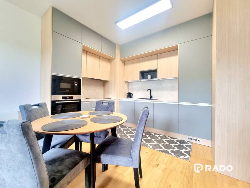 | EXKLUZÍVNE! | Krásny NOVÝ 2-izbový byt | 48m² | Čerešne - Kuchyňa v 2-izbovom byte s jedálenským stolom a vstavanými spotrebičmi.