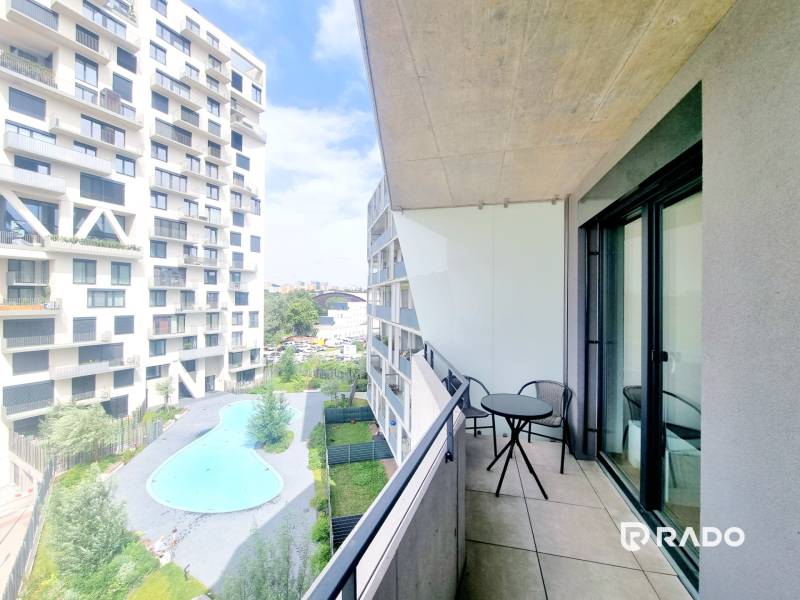 | EXKLUZÍVNE! | Krásny NOVÝ 2-izbový byt | 48m² | Čerešne - Balkón 2-izbového bytu na Poliankach, Bratislava - Dúbravka s výhľadom na bazén.