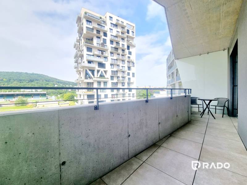| EXKLUZÍVNE! | Krásny NOVÝ 2-izbový byt | 48m² | Čerešne - Balkón 2-izbového bytu v Bratislave - Dúbravke na ulici Polianky s výhľadom na modernú budovu.