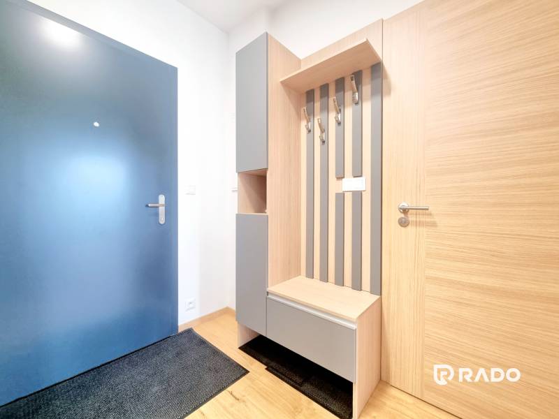 | EXKLUZÍVNE! | Krásny NOVÝ 2-izbový byt | 48m² | Čerešne - Vstupná hala v 2-izbovom byte s dreveným nábytkom a modrými dverami.