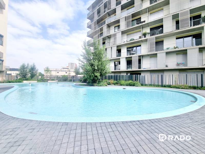 | EXKLUZÍVNE! | Krásny NOVÝ 2-izbový byt | 48m² | Čerešne - Bytový komplex pri bazéne v Bratislave na ulici Polianky, obklopený zeleňou a modernou architektúrou.