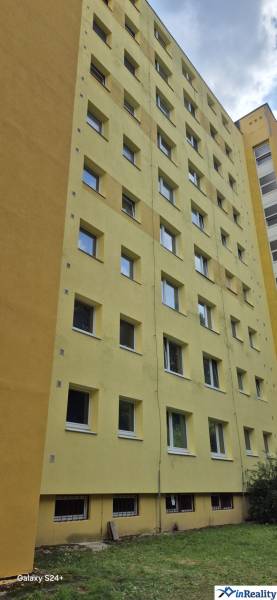 3i byt ul. Moskovská, Banská Bystrica - Žltý panelový dom v Banskej Bystrici na Moskovskej ulici pri 3-izbovom byte.