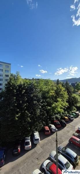 3i byt ul. Moskovská, Banská Bystrica - Parkovisko a zeleň pri Moskovskej ulici v Banskej Bystrici, vedľa 3-izbového bytu.