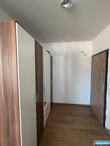 Na prenájom pekný 3 izbový byt s prakingom Novostavbe Slavomírova - Chodba so skriňou a drevenými dverami v 3-izbovom byte.