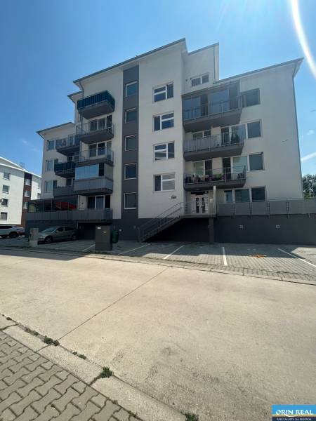 Na prenájom pekný 3 izbový byt s prakingom Novostavbe Slavomírova - Päťposchodový bytový dom so schodiskom a parkoviskom na Slavomírovej ulici v Slovenskom Grobe.