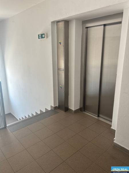 Na prenájom pekný 3 izbový byt s prakingom Novostavbe Slavomírova - Schodisko a výťah v 3-izbovom byte, čisté priestory s dlažbou.