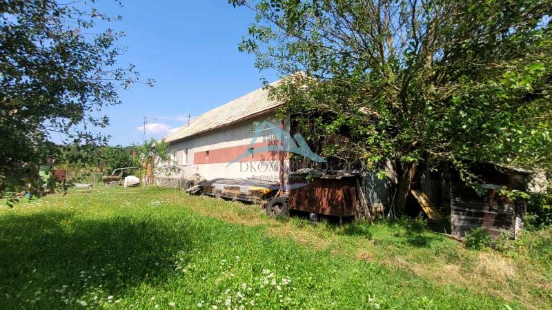 Rozsiahly pozemok (10 000m2)  priamo vo Veľkom Krtíši! - Starší dom na ulici A.H. Škultétyho s pozemkami na bývanie, obkolesený zeleňou.
