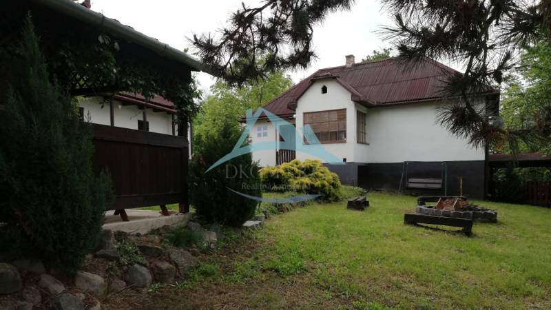 Dva malebné vidiecke domy na rozľahlom pozemku (1,6ha) v osade Prieloh - Rodinný dom obklopený záhradou, terasou a ohniskom vytvára príjemné prostredie pre bývanie.