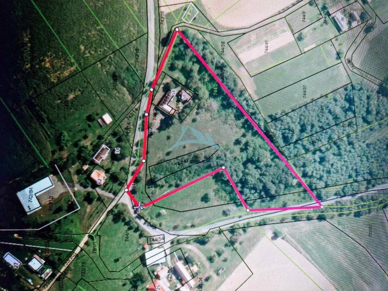 Dva malebné vidiecke domy na rozľahlom pozemku (1,6ha) v osade Prieloh - Letecký snímok ukazuje stavebný pozemok ohraničený čiarou, v blízkosti rodinných domov.