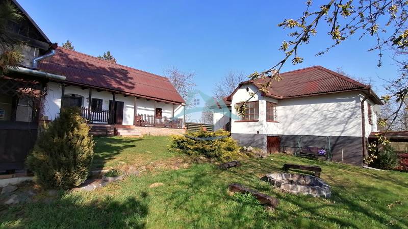 Dva malebné vidiecke domy na rozľahlom pozemku (1,6ha) v osade Prieloh - Rodinný dom so záhradou a ohniskom na dvore, ideálny na relax.