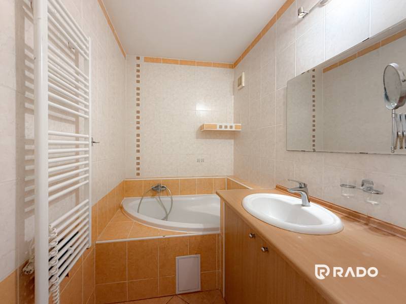 3-izbový byt, Trenčín- Juh - Kúpeľňa v 3-izbovom byte s rohovou vaňou, umývadlom a radiátorom.