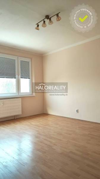 Prenájom, štvorizbový byt Poltár - EXKLUZÍVNE HALO R... - Svetlý interiér 4-izbového bytu s laminátovou podlahou a veľkým oknom.