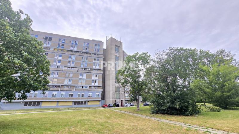 Zariadený 2i byt, Stavbárska ul., bytový dom Pentagon, Vrakuňa - Bytový dom na Stavbárskej v Bratislave - Vrakuni, obklopený zeleňou, ponúka dvojgarsónky.